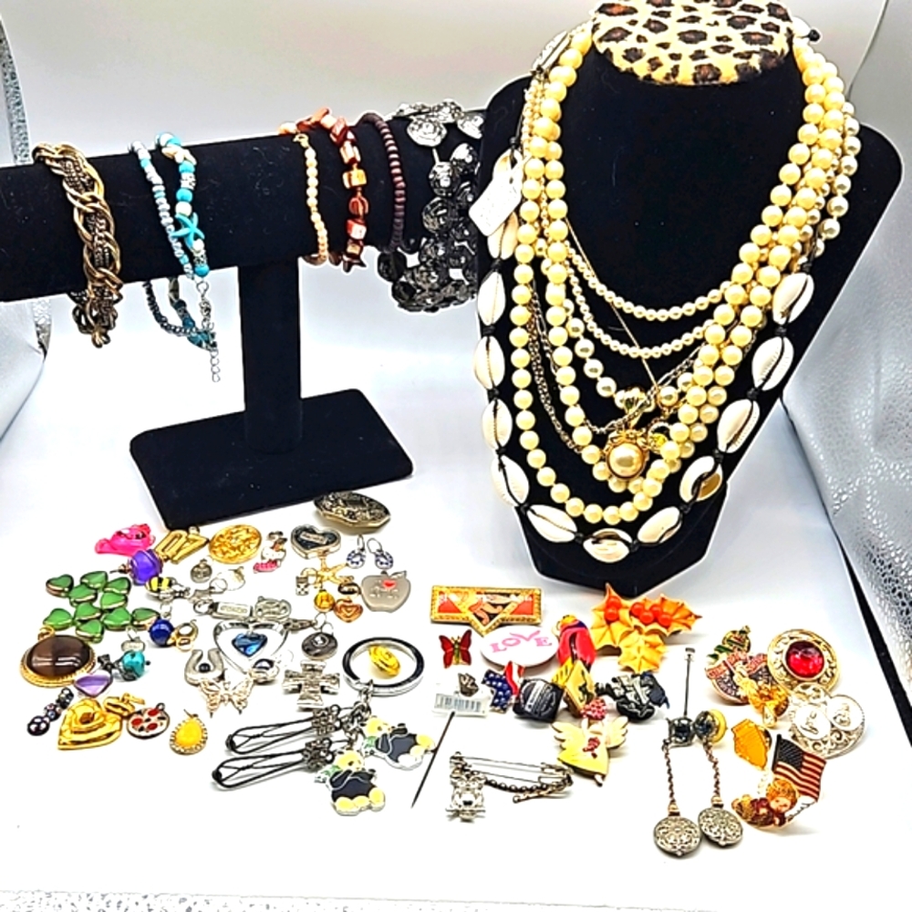 Lot of 74 pc costume jewelry assorted - Picture 4 of 17